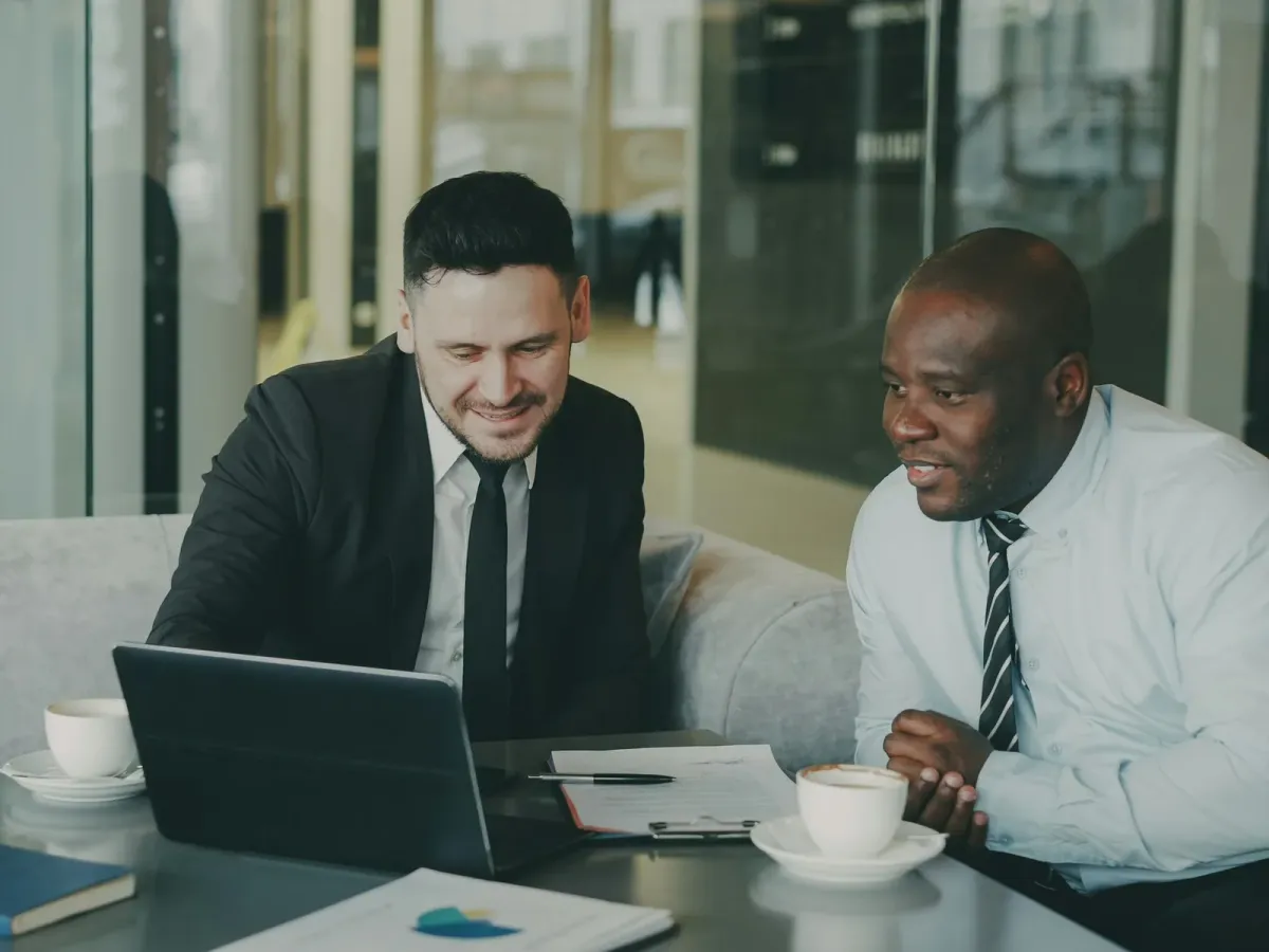 Equipe da Fteam em conversa de planejamento com um cliente