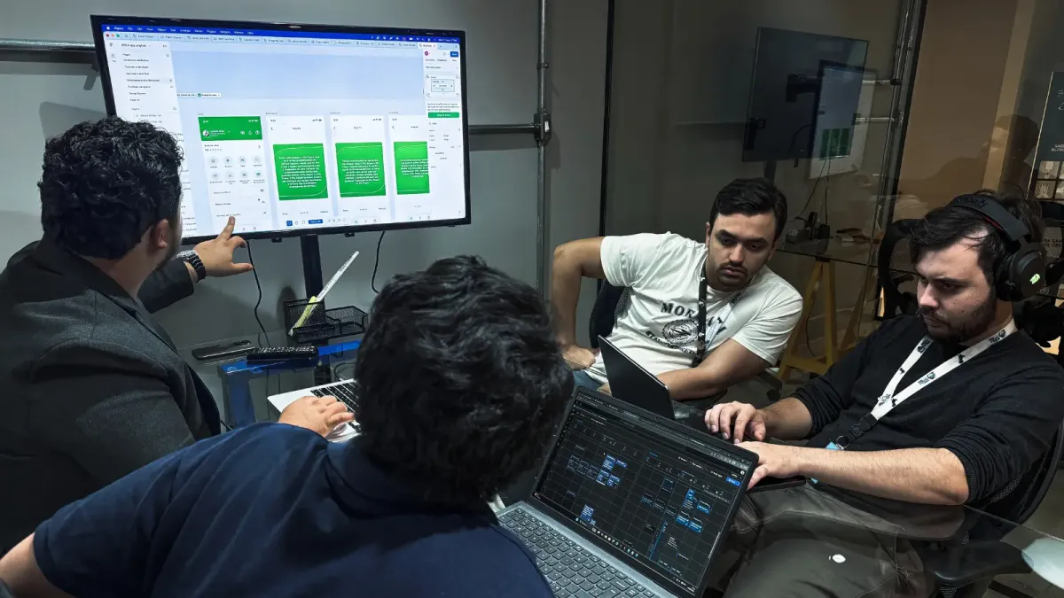 Profissionais da Fteam em outsourcing trabalhando junto à equipe do cliente