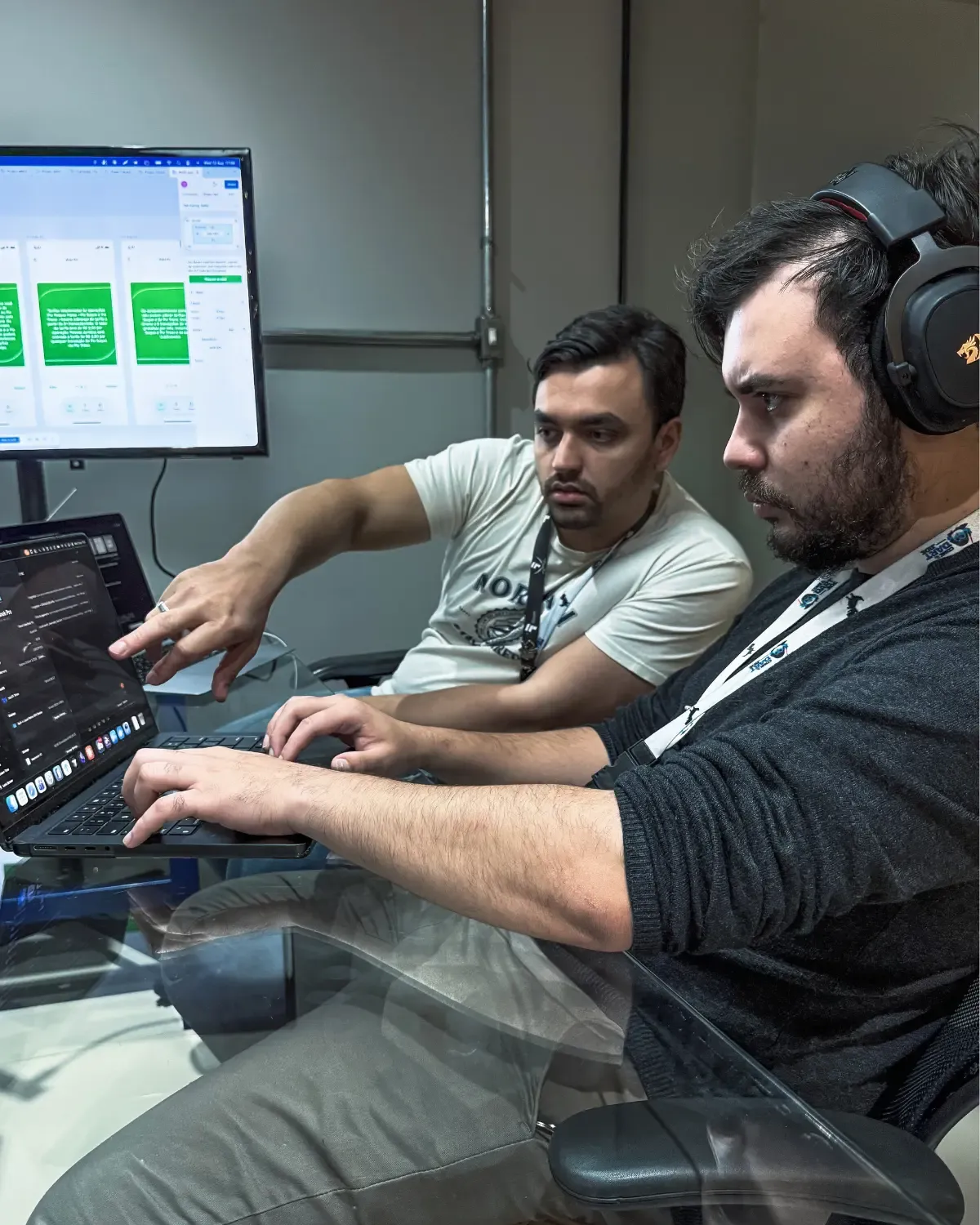 Equipo interno siendo ampliado por profesionales especializados de outsourcing