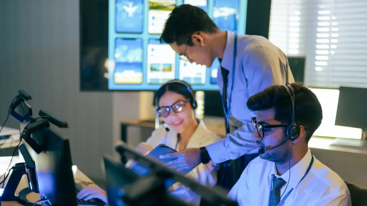 Equipe da Fteam analisando arquitetura para evolução de um sistema existente